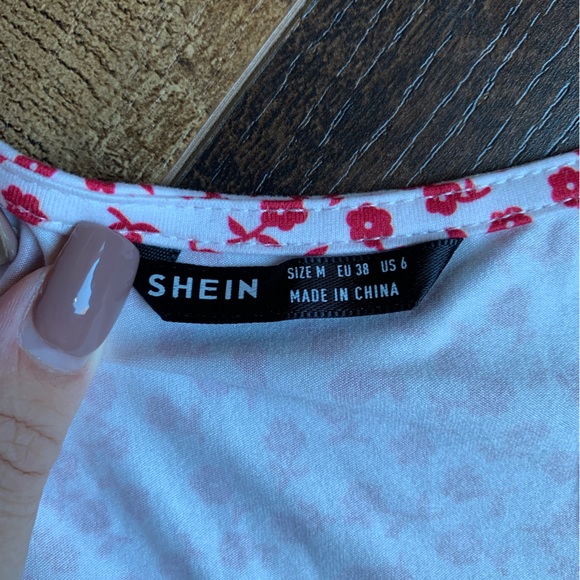 3/$15 💥 Ditzy flowered crop top - Picture 2 of 4